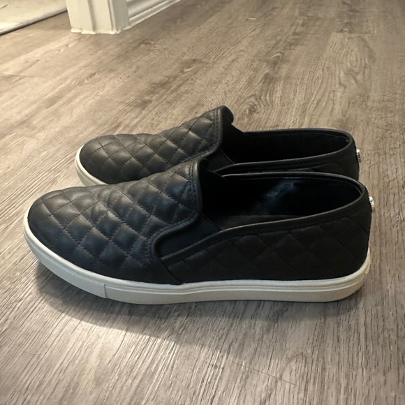black steve madden slip ons - Picture 3 of 4